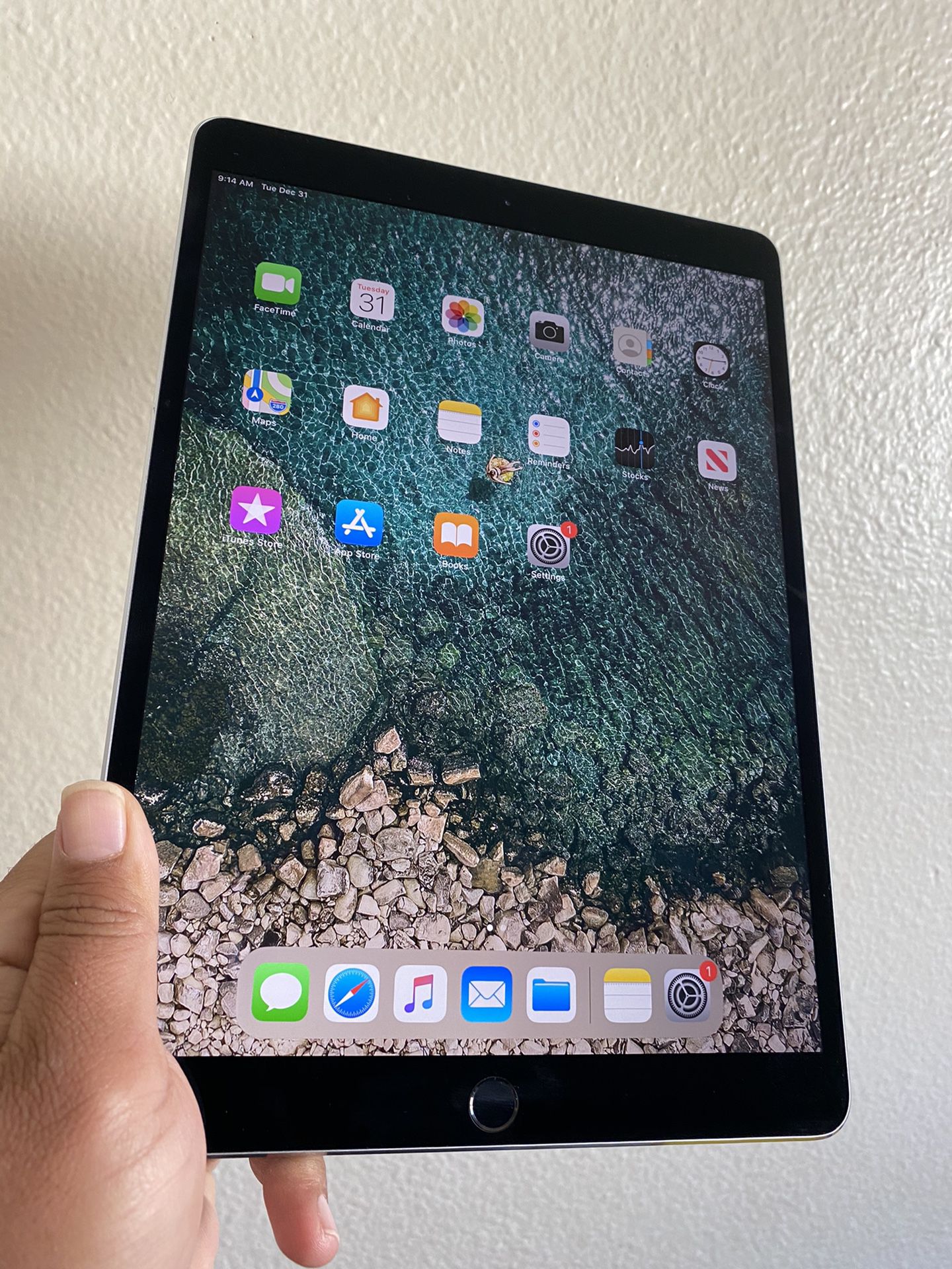 Apple IPad Pro 10.5” (2nd Generation/ 2017 model) 64GB with complete Accessories