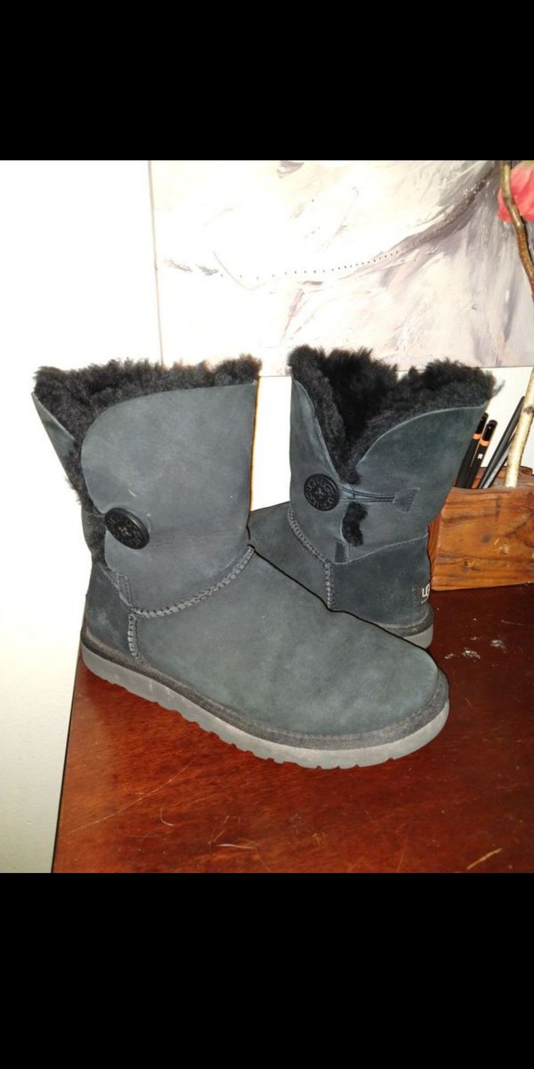 Black Women's Uggs size 7