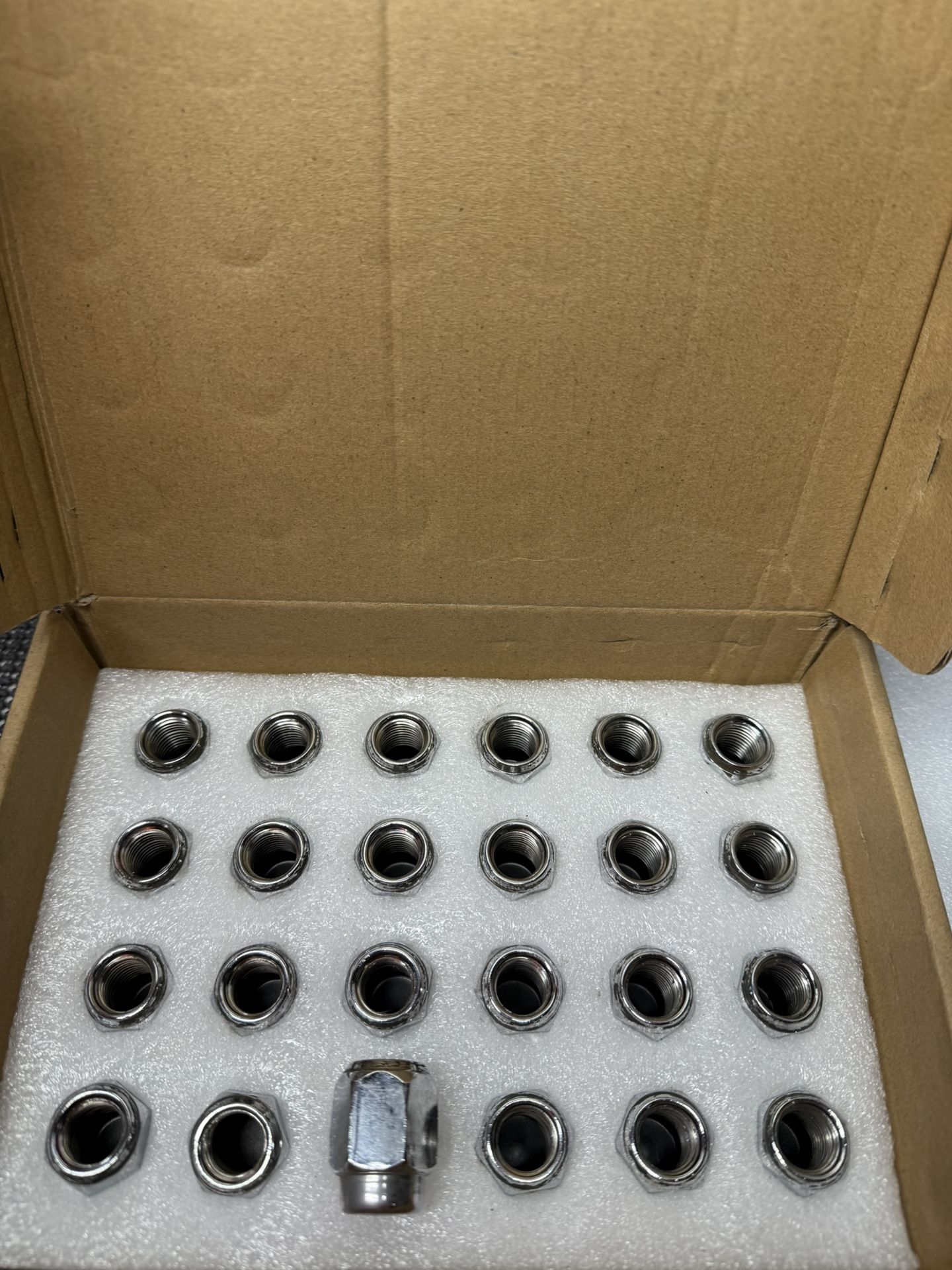 Factory OEM Lugs Nuts Set
