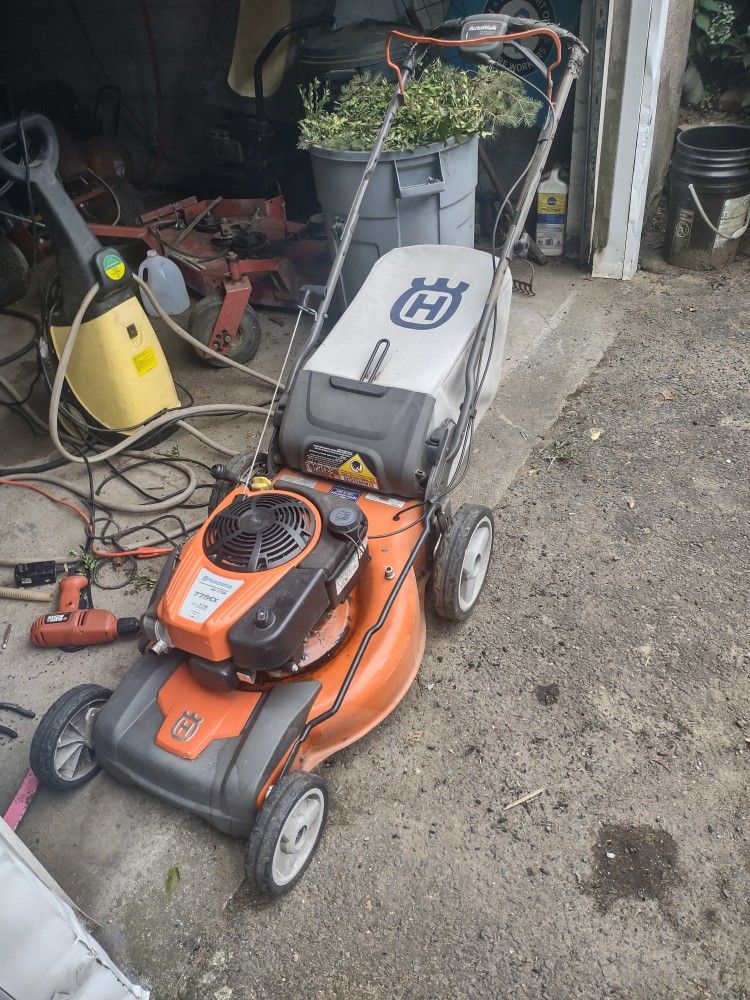 Husqvarna Self-propelled Bagging Mower