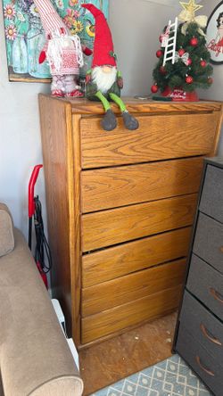 Red oak dresser with 6 drawers