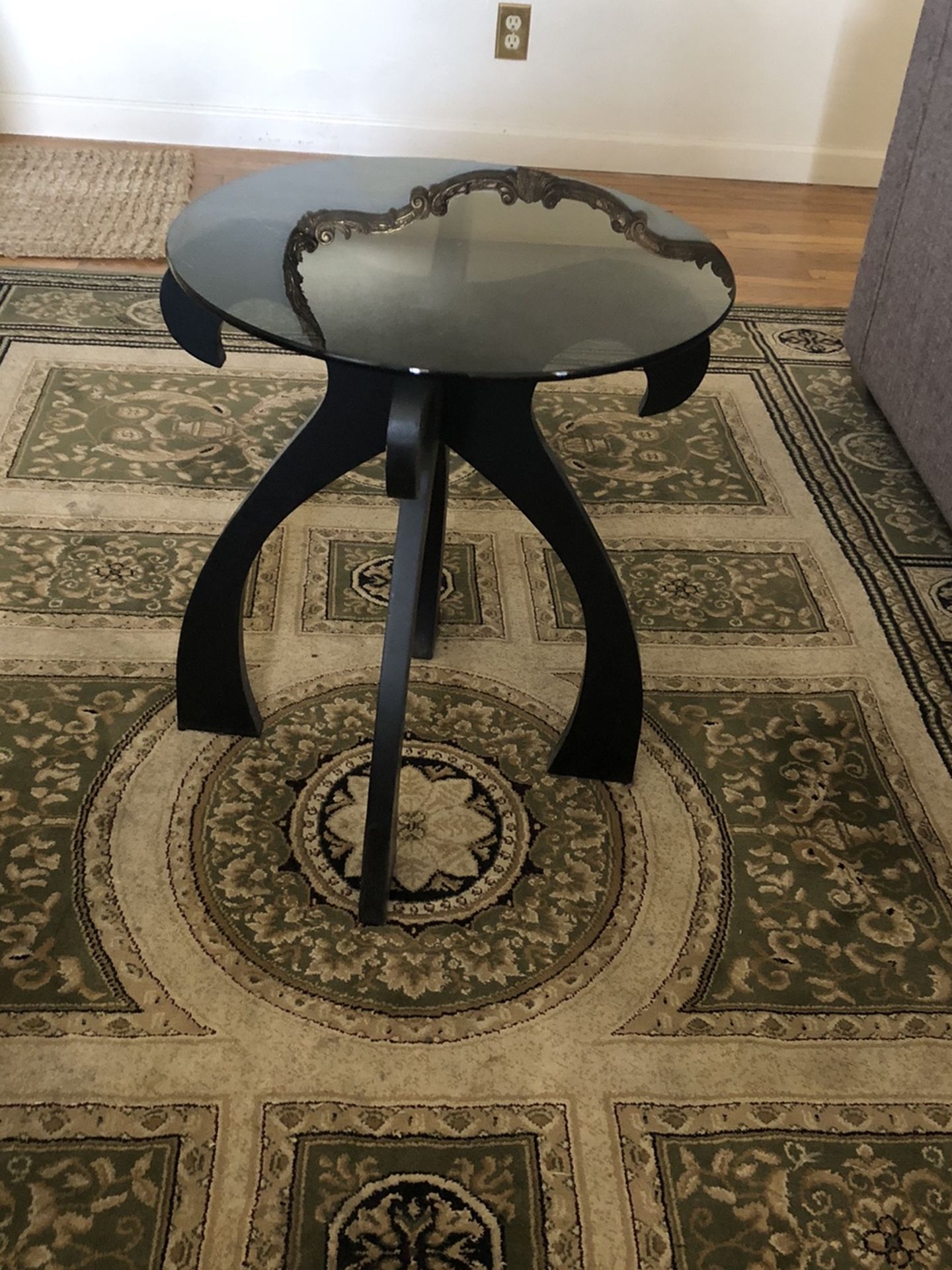 Like New End Table Black 21” H X 17” Diameter