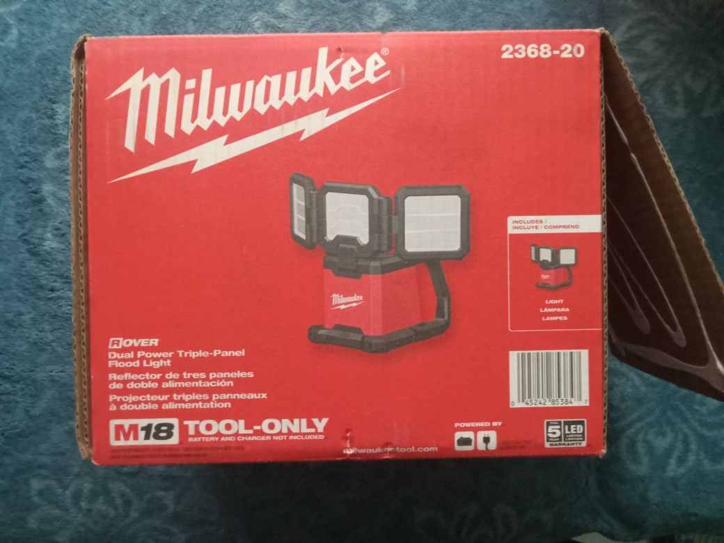 Milwaukee
M18 18-Volt Lithium-Ion Cordless 4500 Lumens ROVER Dual Power Triple-Panel Flood & Area Light (Tool-Only