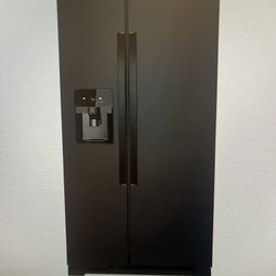 Side-by-Side Refrigerator/Freezer with Ice Maker, Water and Ice Dispenser 
