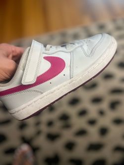 Girls Nikes size 1.5 awesome condition