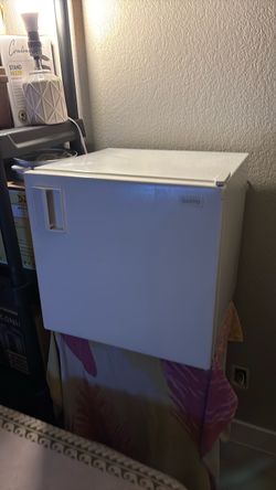 Sanyo mini fridge
