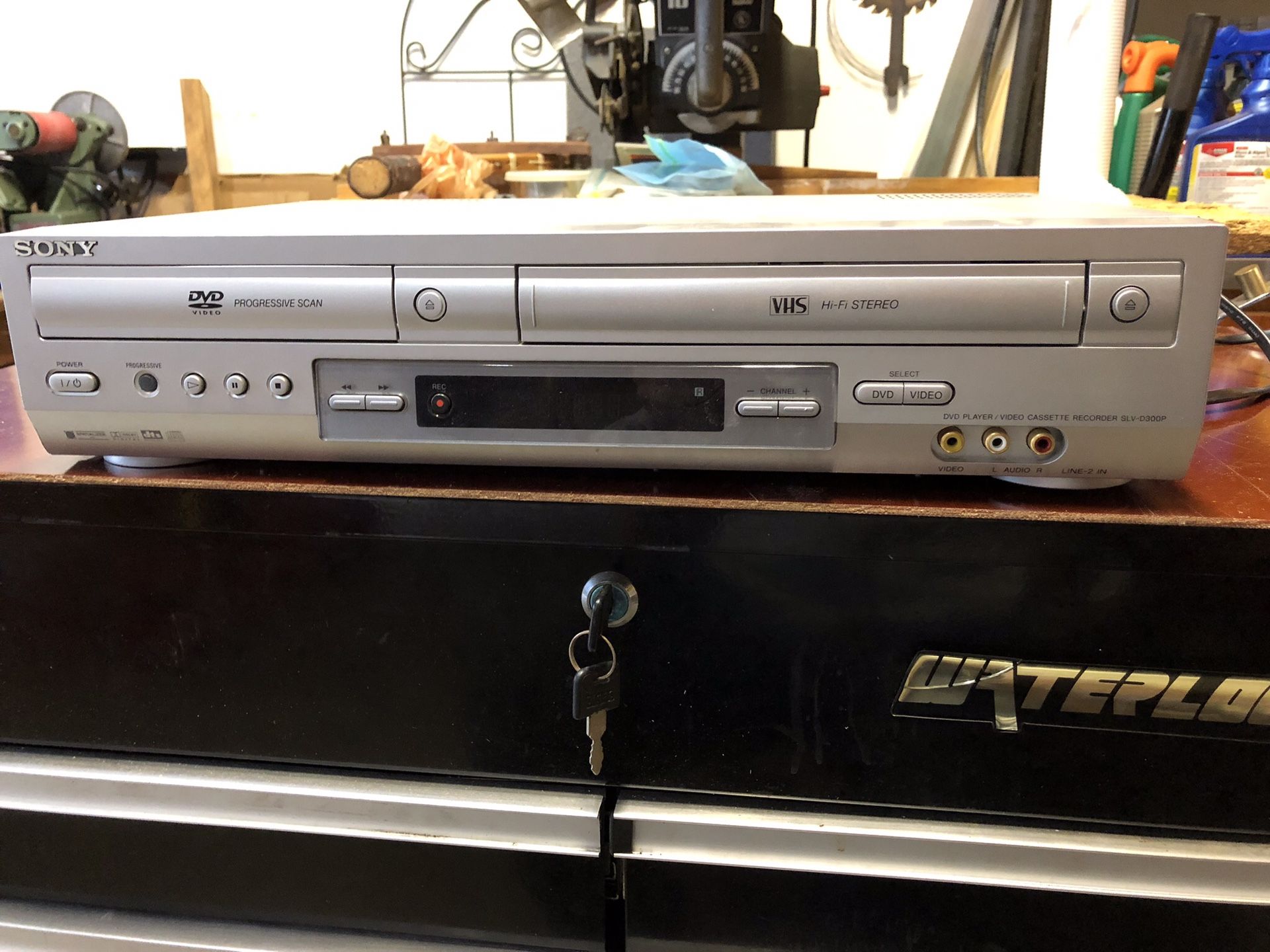 VCR/ DVD player/ recorder model SLV-D300P DVD/VHS. Brand: Sony