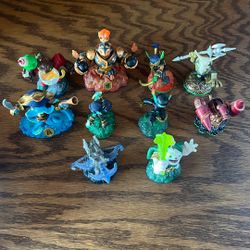 Skylander Characters And Pad