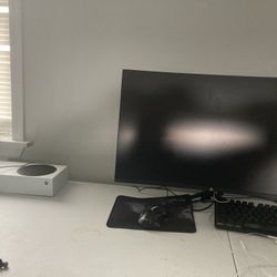 Am Selling This Xbox, Monitor, Keyboard And Mouse  For 250$ Everything Works Like New And Lastly Am Selling Because I Don’t Have Time To Use It 