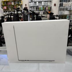 Macbook Air 13” M4 Chip 16GB/256Gb! Finance For $50 Down Payment!!