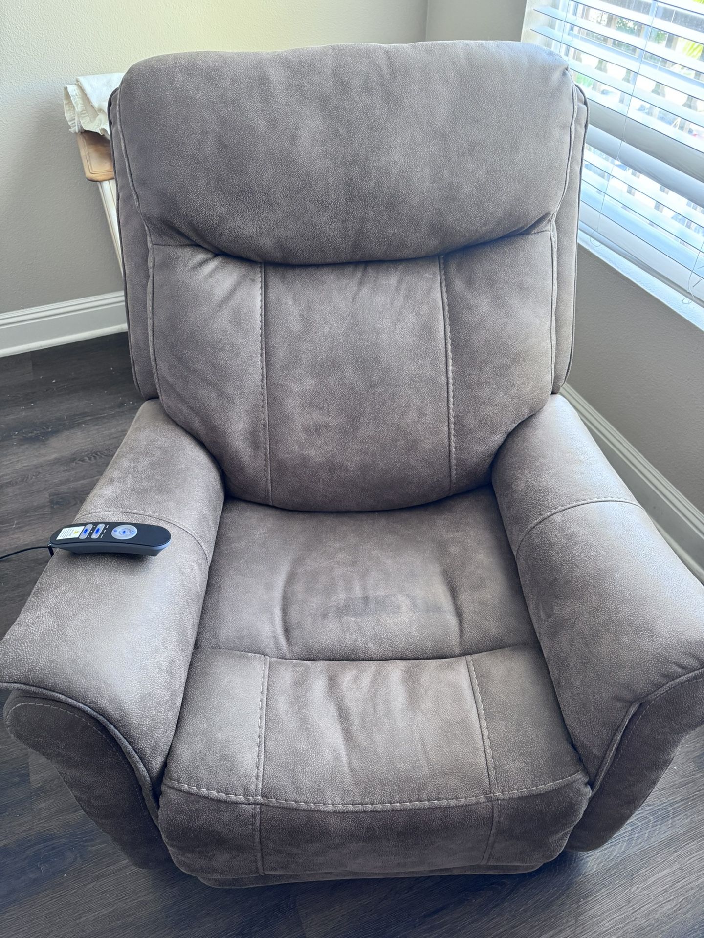 Recliner/Lift Chair.  Great Condition, Works As New. 