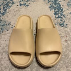 Yeezy Slide “Desert Sand” Size 12