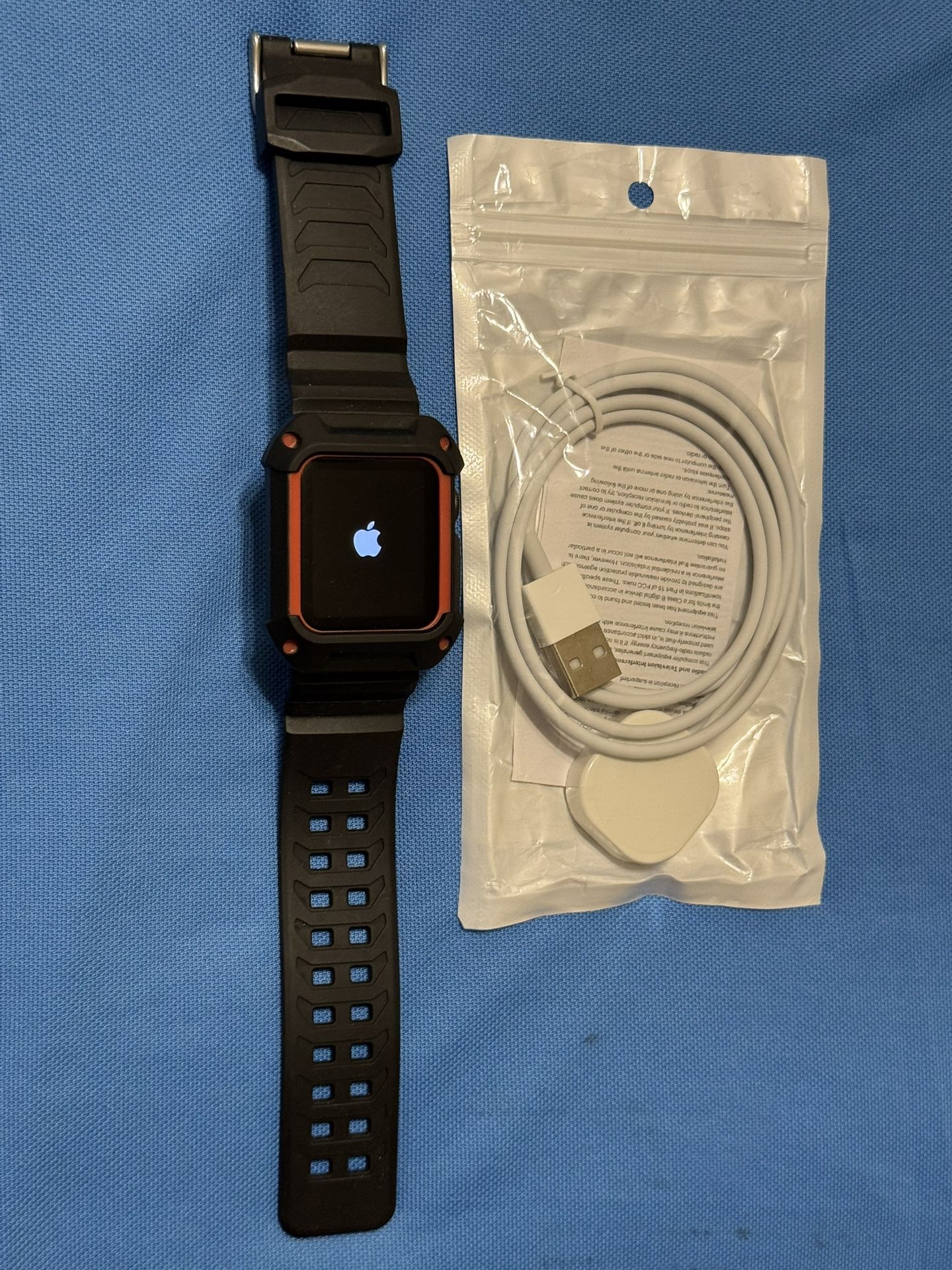 Apple iWatch Series 3 (38mm) • Unlocked • Rubber Band • Good Condition