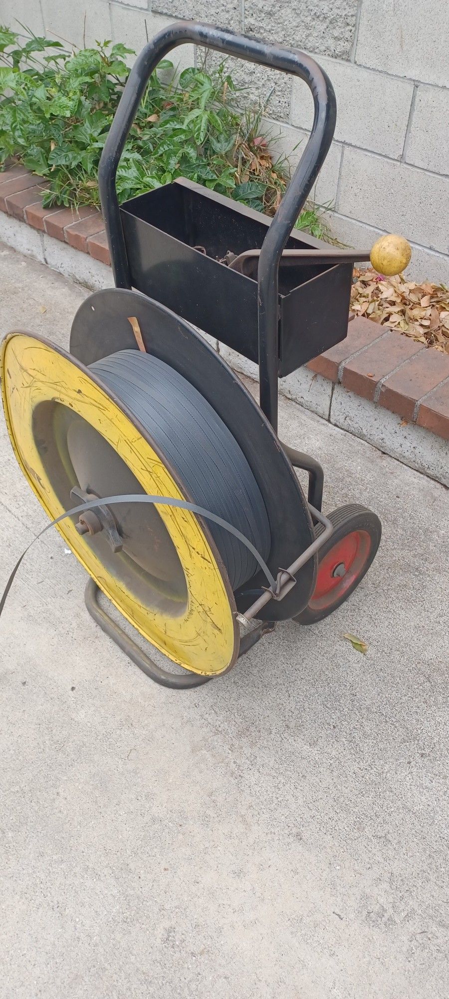 STRAPPING MACHINE WHIT BRAKE AND 1/2" INCH PLASTIC COIL