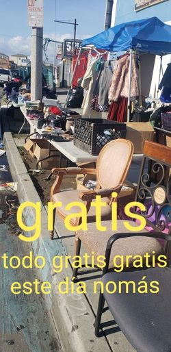 Todo Gratis Todo Se Tiene Que Ir Ahora Cerramos A Las 6:30 De La Tarde