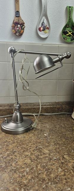 Lampara De Mesa Moderna Color Plateado Muy Bonita 