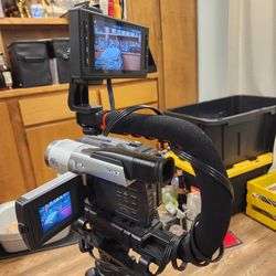 Camera lot Sony handycam hi8 (with video adaptor tripod and handheld with 2 batteries and charger