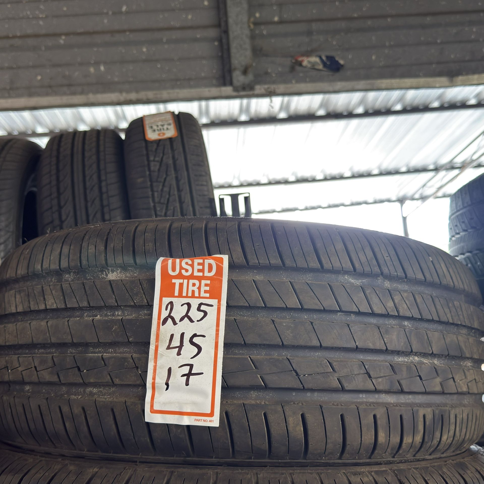225/45/17 One 🛞 🦈tire
