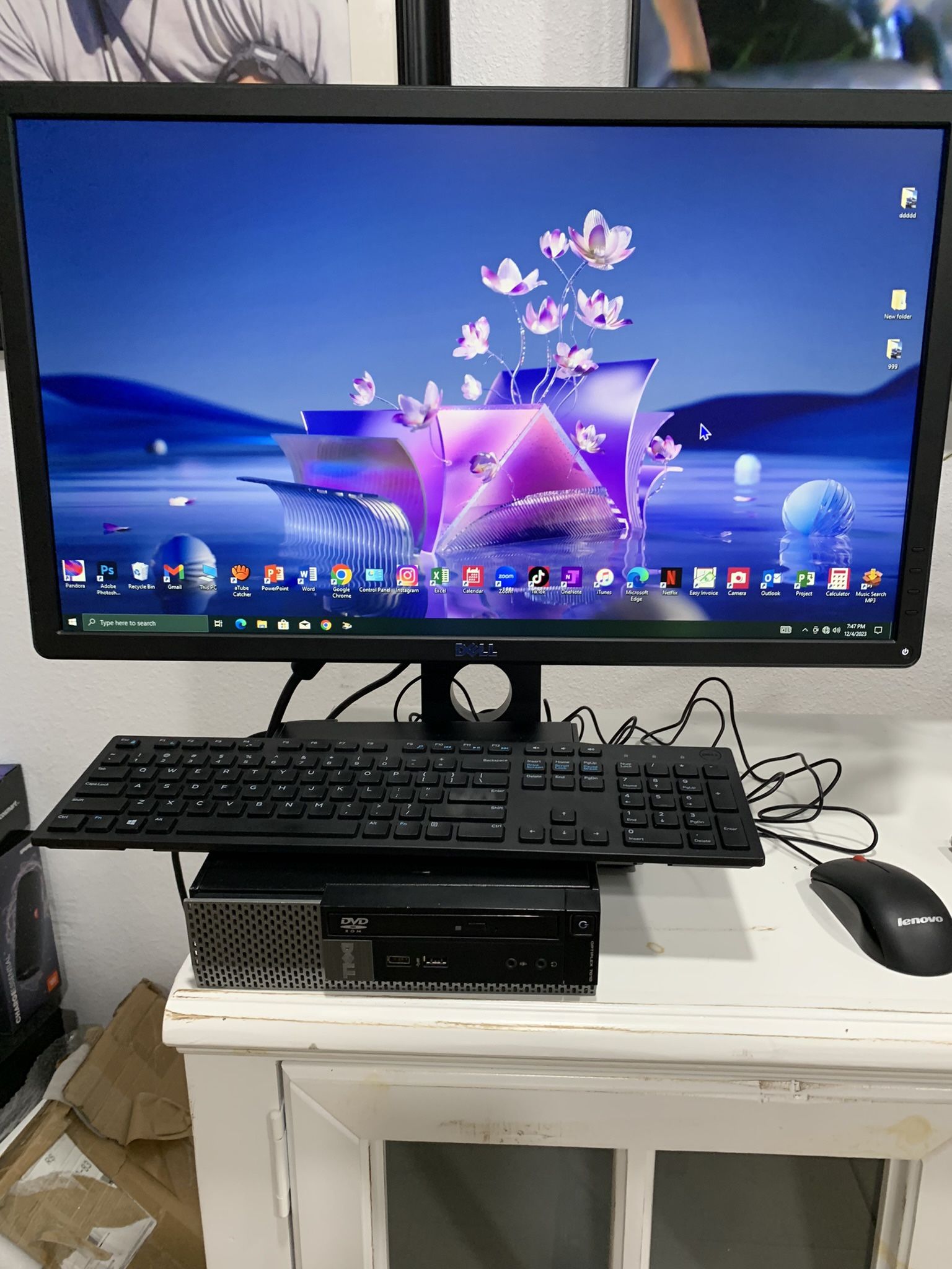 29” Inches DELL LCD MONITOR resolution 2560 X 1080 ( Looks Like Brand New ) Is On Very Good Condition