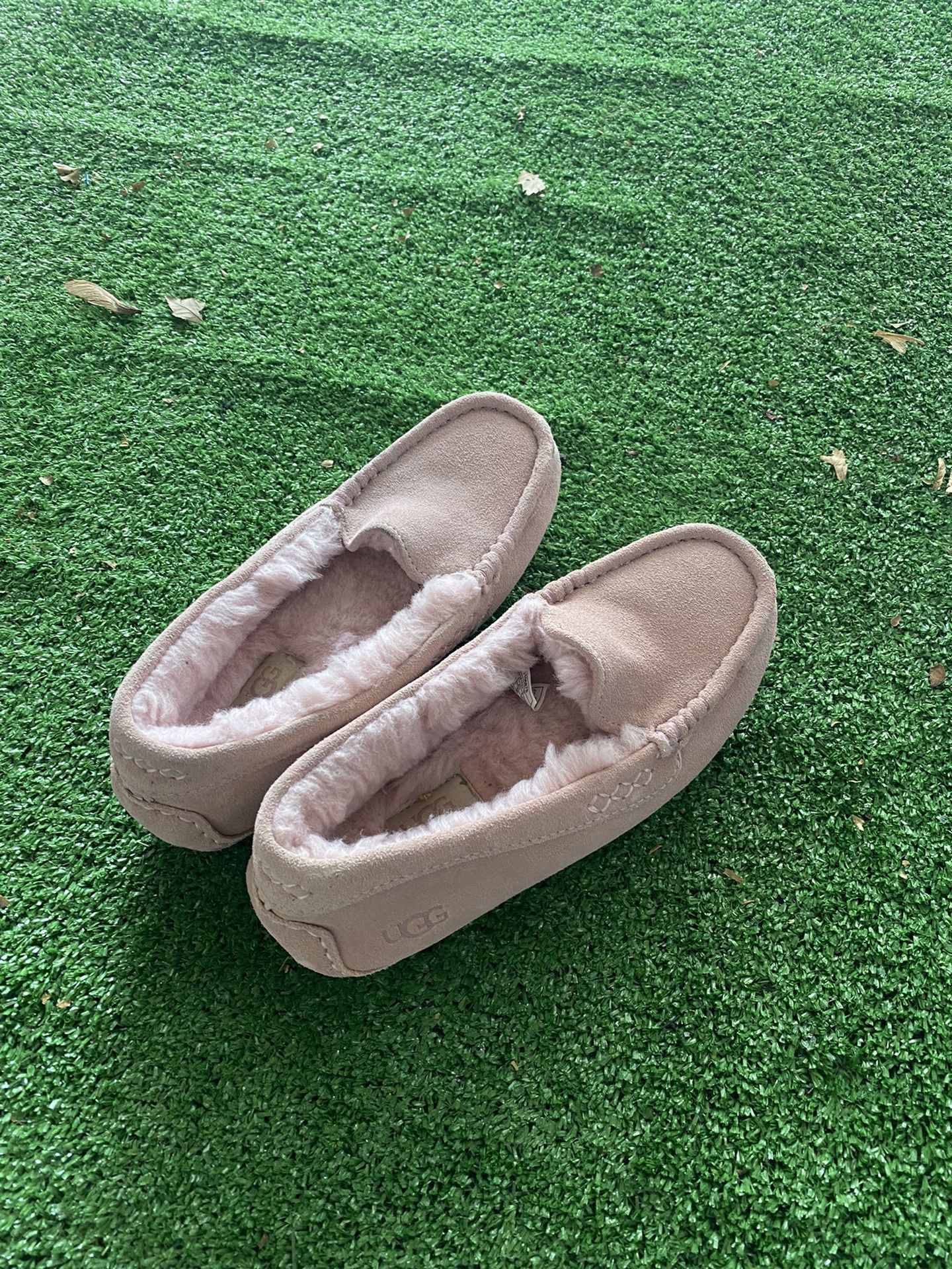 New Woman’s Pink Ugg Loafers Shoes 