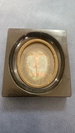 Antique Catholic icon an oval-shaped French devotional piece from the late 19th century, featuring a crucifix under convex dome glass