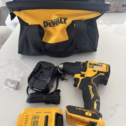 DEWALT 20-volt  Cordless Drill 1/2-in Keyless Brushless ( 1 -Battery, charger and bag Included NEW