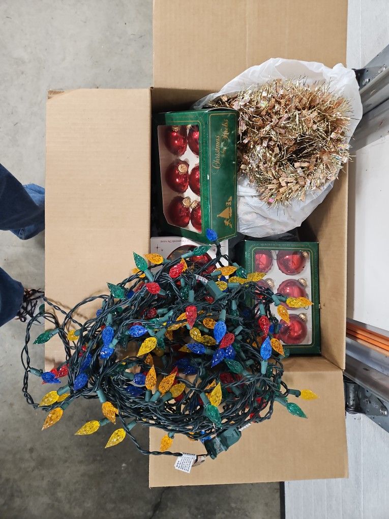 FREE  - XMAS  DECORATIONS/LIGHTS