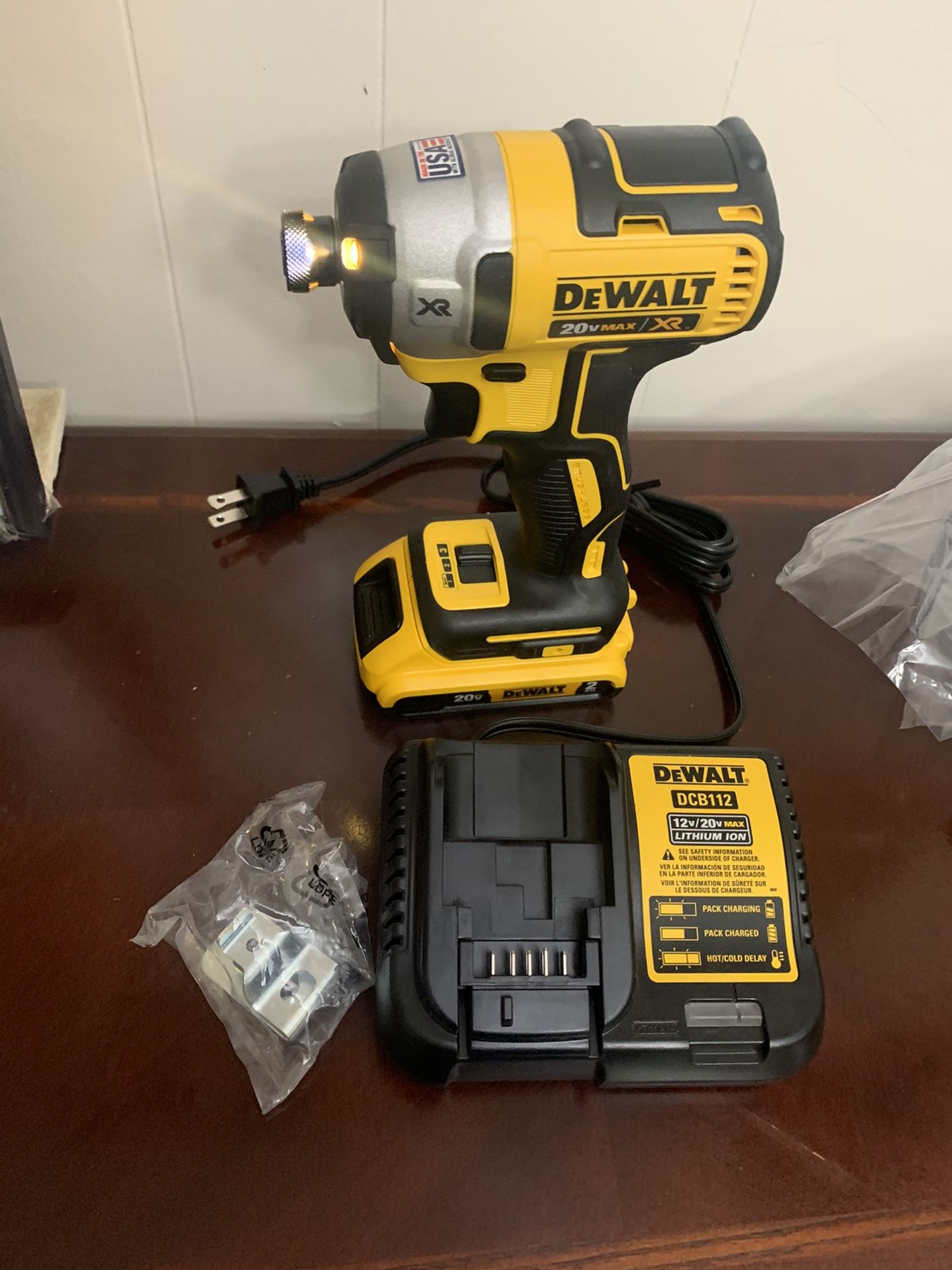 DEWALT 20v imapact xr 3-Speed brushles battery 2.0 and charger new