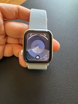 Apple Watch SE 2nd Gen 40mm GPS Starlight Aluminum Case with Sport Loop