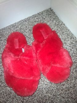 NWT Victoria's Secret PINK Red Fuzzy Criss-Cross Slippers - Size Small (5-6)