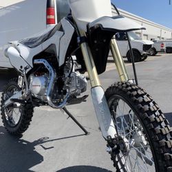 **Brand New Dirt Bike 125cc** - Adult size. - Kick Start. - Manual with Clutch. - 4 gears. - Mph 55-60 - Support up 450 lbs. - Alloy rims and suspensi