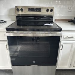 Brand New- GE 30" Stainless Steel Electric Range – Model GRF400SVSS