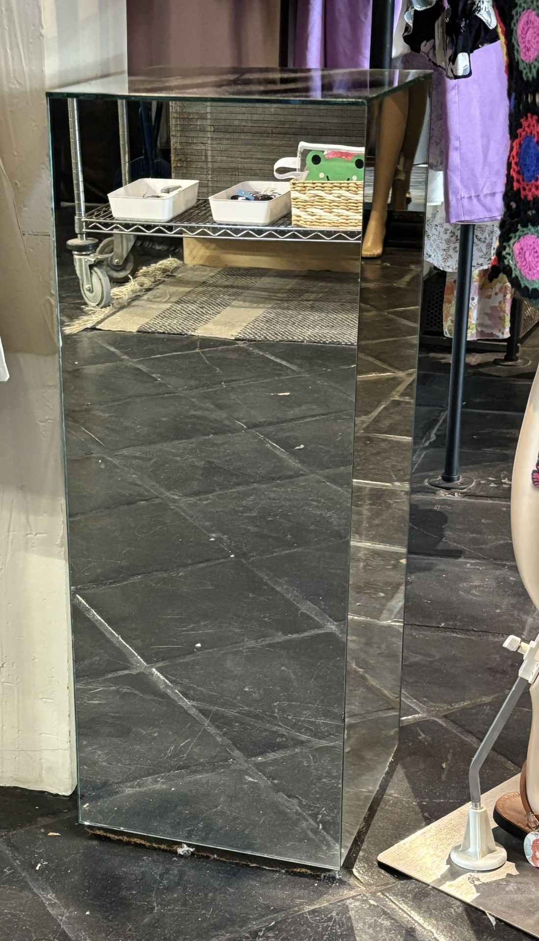 MIRRORED DISPLAY TABLE