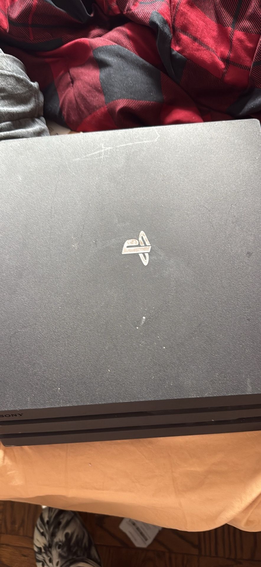 PS4 PRO + 4 GAMES