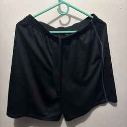 Black Under Armour athletic shorts in good condition size Large
