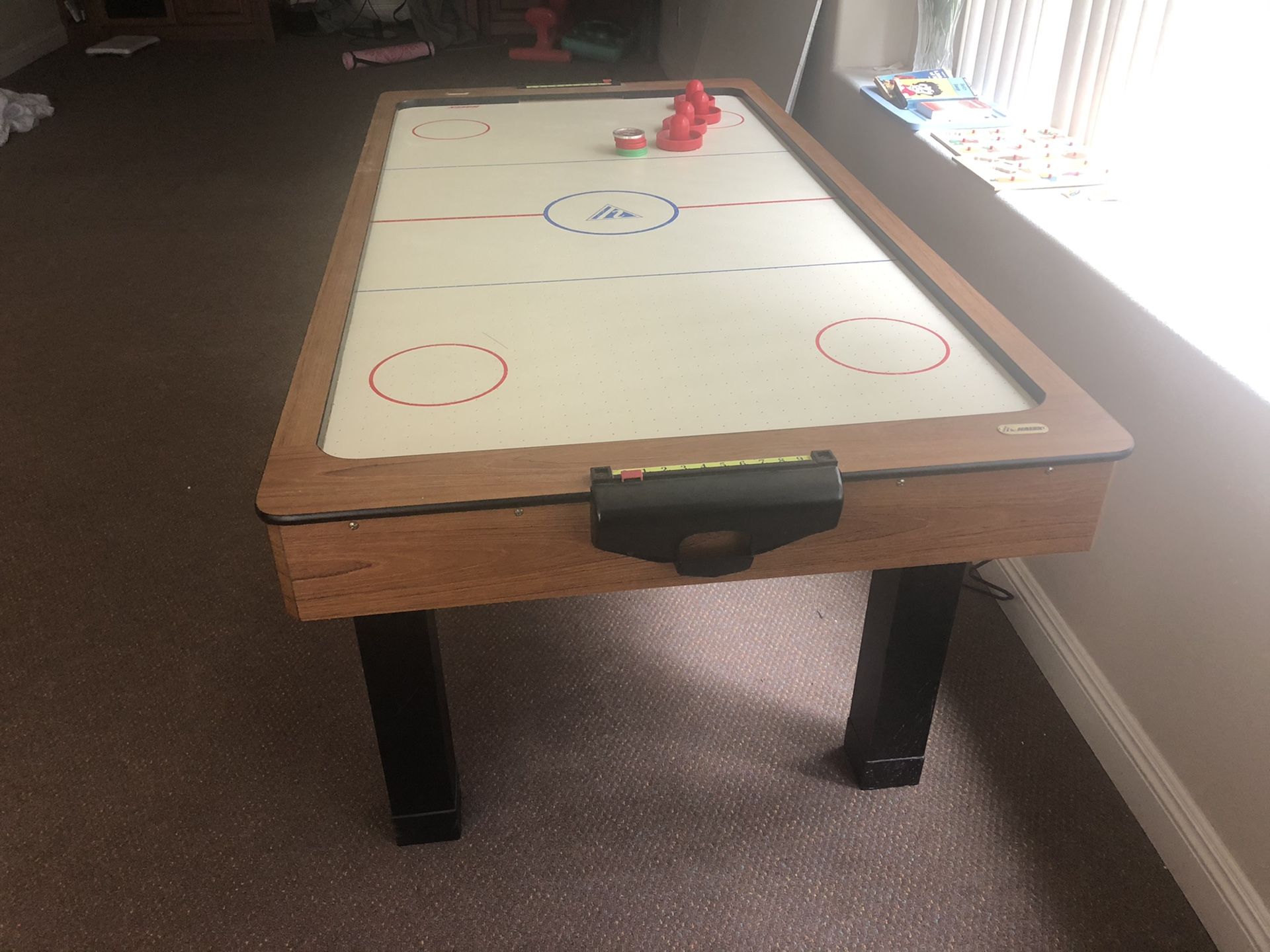 Air hockey table