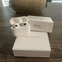 AirPods (3rd generation) Lighting Charging Case 