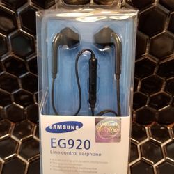 Skullcandy Samsung JVC Apple iPhone
Aux earbuds headphones ear bud many different types of Earbuds  available Bz1