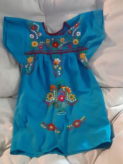 Bestido y blusa con bordado.