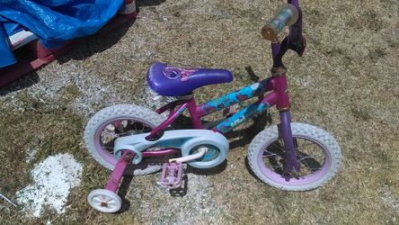 Girls bike w training wheels.