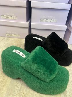 Women Fuzzy Slides Size 6-9