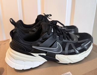 Nikes Size 7 In Woman