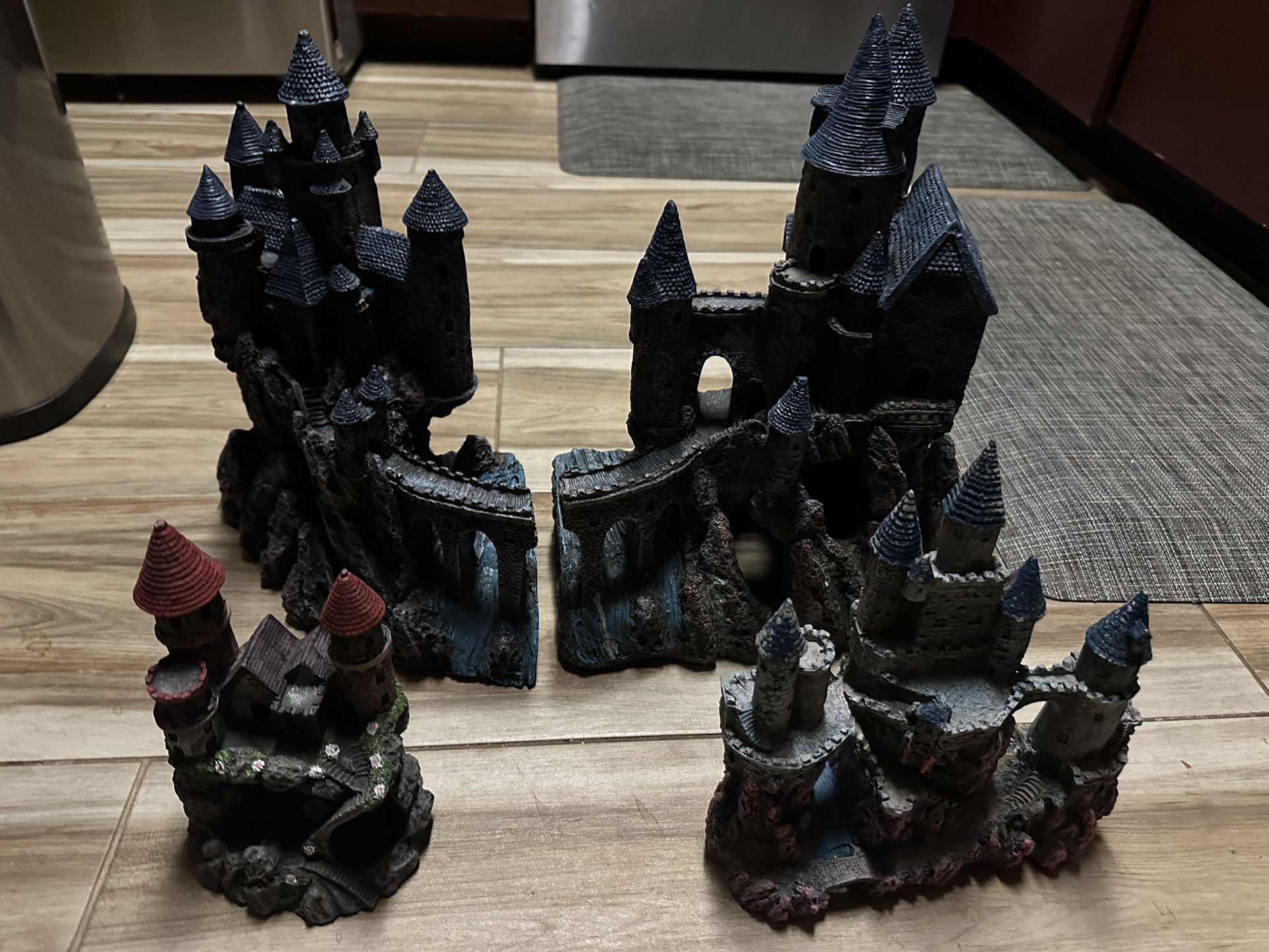 Penn Plax Extra Large Castle Set + Smaller Castles