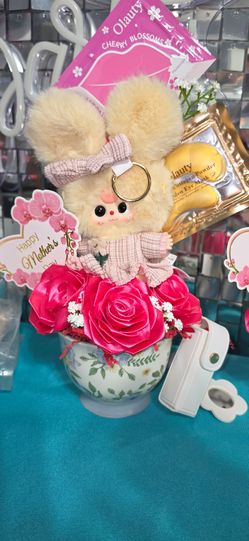 Last Minute Mother's Day Gift! 🌹 $15 Includes Purse/Bag Pendant, 24k Eye Mask and Lip Mask & Keychain Lipstick Holder. Located on 51st Ave and Southe