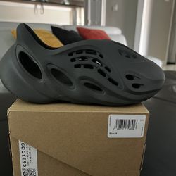 Yeezy Foam Runners ‘Carbon’ 