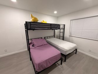 Triple bunk bed