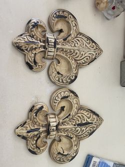 distressed fleur-de-lis wall plaques
