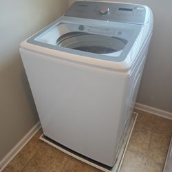 A pair of Samsung Washer and Dryer.