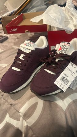 Black cherry unisex Reebok classic size 5.5