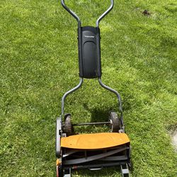 Fiskars Manual Lawn Mower